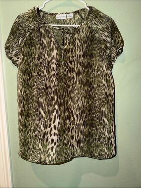 5/$25 💗 Liz Claiborne Olive and Cream Animal Print Tie-Neck Blouse PL NWT $40